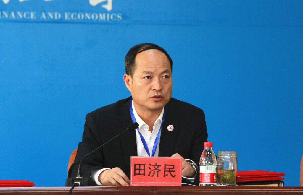 经理田济民做函授教育工作报告